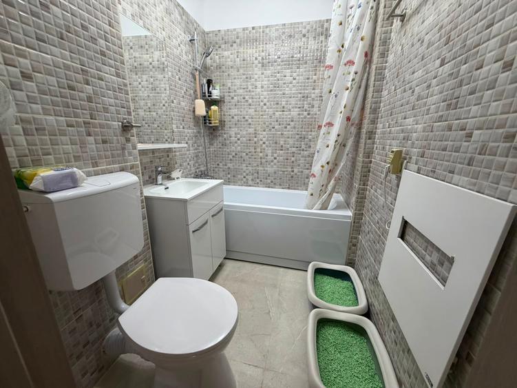 Apartament cu 3 camere semidecomandat în Titan