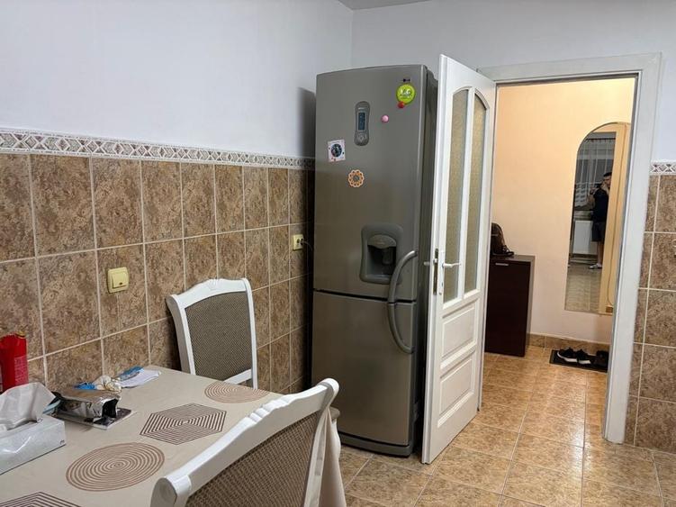 Apartament cu 3 camere decomandat în Ștefan cel Mare
