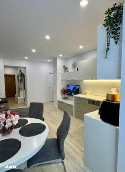 Apartament cu 3 camere decomandat în Titan