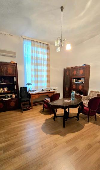 Apartament cu 5 camere decomandat în P-ța Unirii