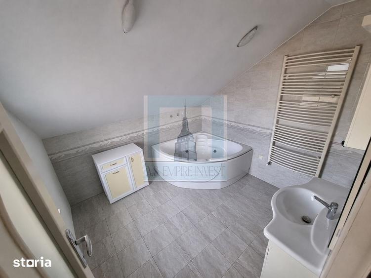 Casă individuală cu 6 camere cu Canalizare în Cristian