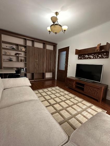 Apartament cu 3 camere decomandat, mobilat în Tei