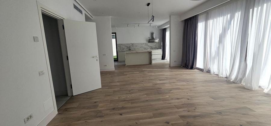 Casă individuală cu 7 camere cu Canalizare în Nord-Vest