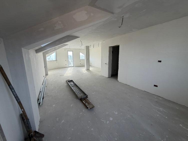Casă individuală cu 6 camere cu Canalizare în Pasărea