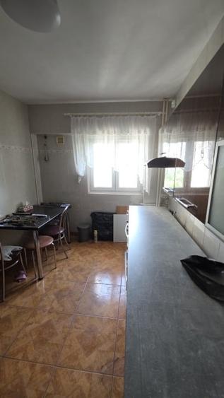 Apartament cu 4 camere decomandat, mobilat în Tei