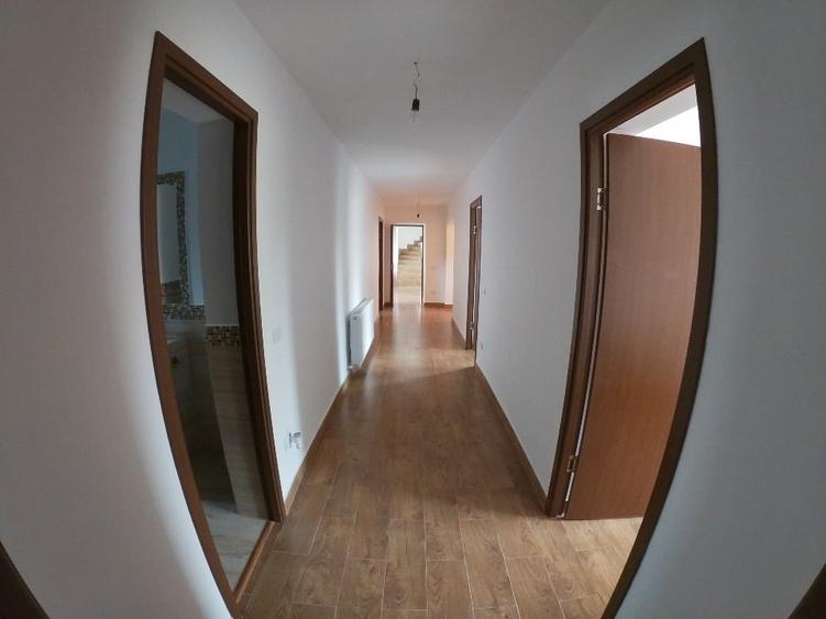 Casă individuală cu 4 camere cu Canalizare în Amara