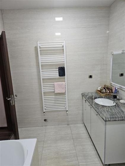 Apartament cu 2 camere decomandat în Tractorul