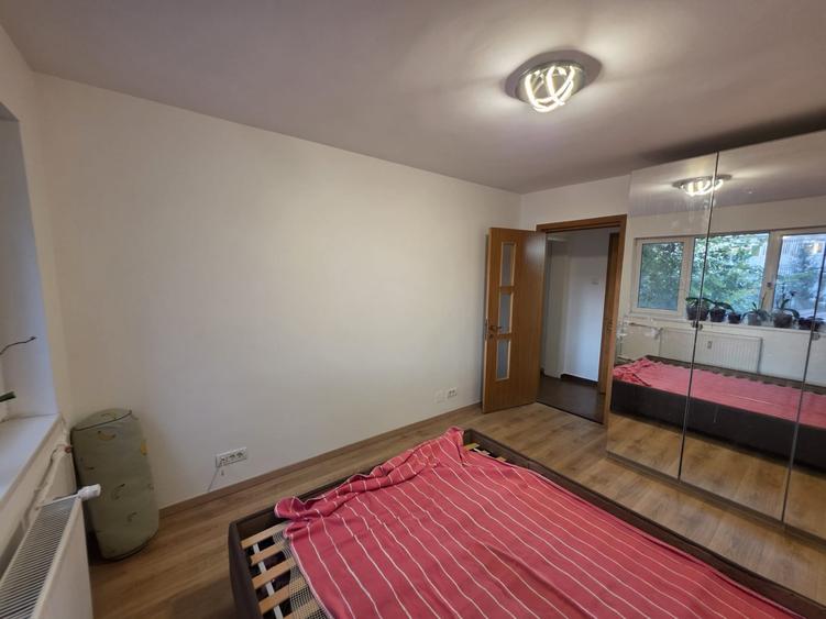 Apartament cu 3 camere decomandat, mobilat în Titan