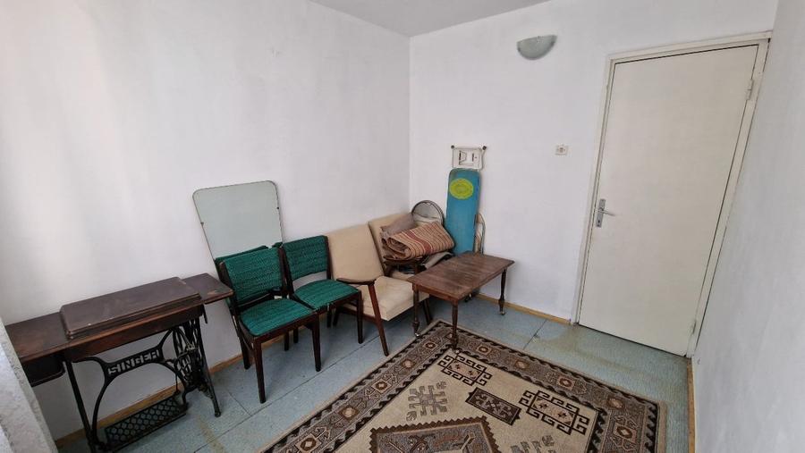 Apartament cu 4 camere semidecomandat în Craiovița Nouă