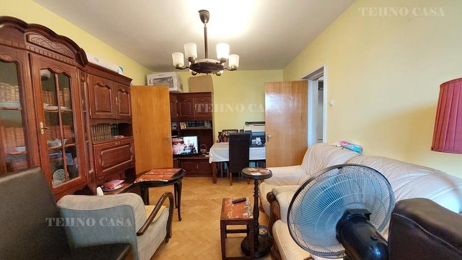 Apartament cu 4 camere semidecomandat în Titan