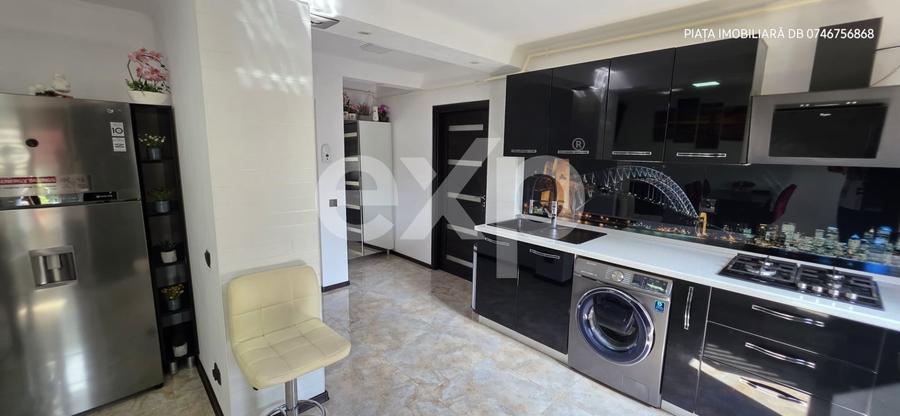Apartament cu 3 camere semidecomandat, mobilat în Micro 9