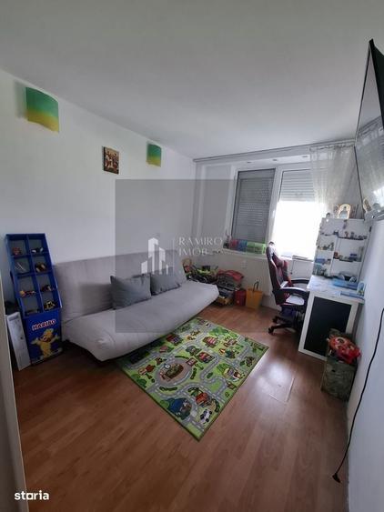 Apartament cu 3 camere semidecomandat în Central