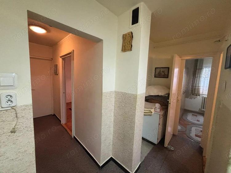 Apartament cu 3 camere semidecomandat în Dâmbu Pietros