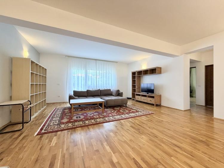 Apartament cu 4 camere semidecomandat, mobilat în Andrei Mureșanu