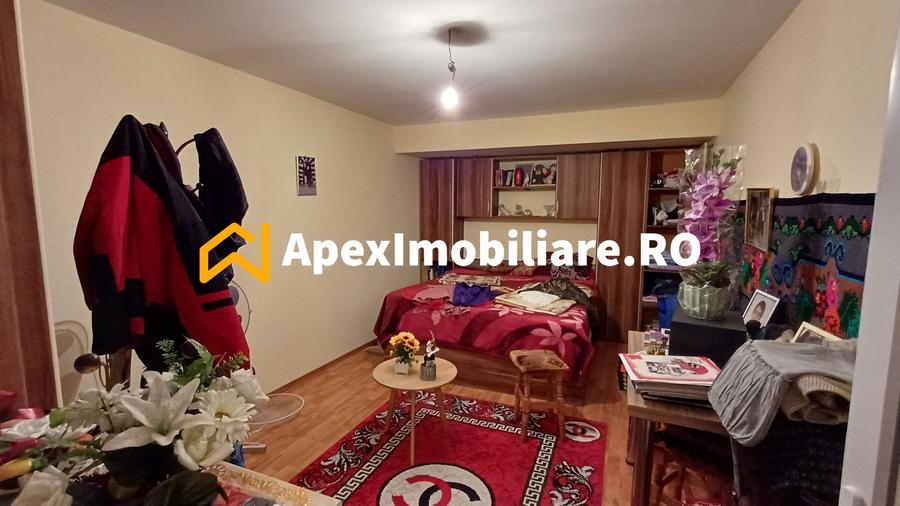 Casă individuală cu 15 camere cu Canalizare în Apărătorii Patriei