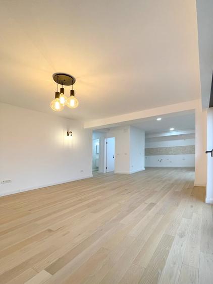 Apartament cu 3 camere decomandat în Polonă