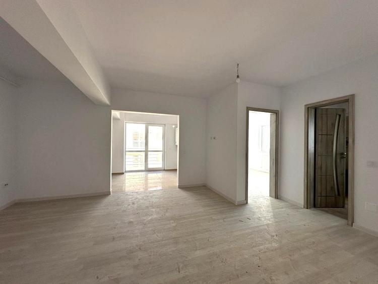 Apartament cu 3 camere semidecomandat în Popas Păcurari