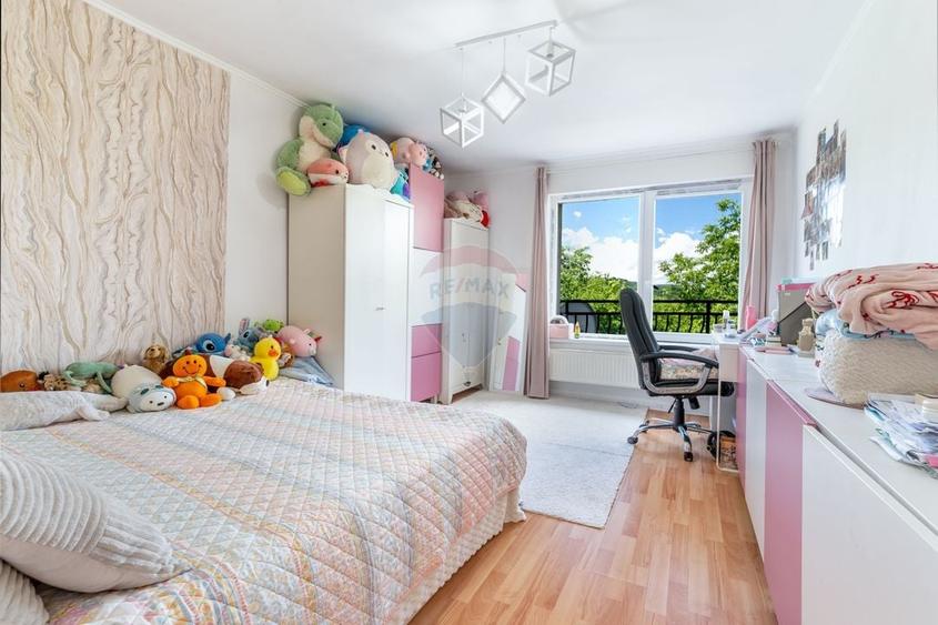 Casă individuală cu 7 camere cu Teren 657 Mp în Central