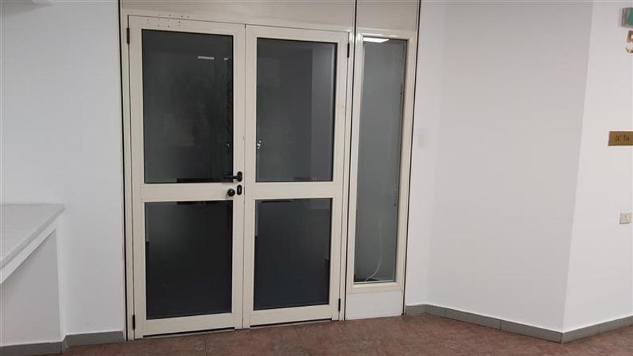 Birou, de 42 mp, în Universitate