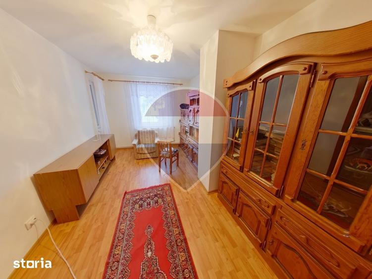 Casă cu 8 camere cu Teren 4906 Mp în Central