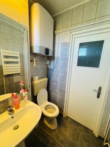 Apartament cu 3 camere decomandat, mobilat în Titan