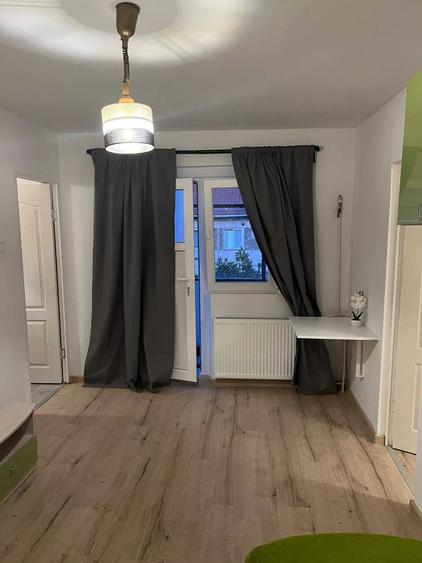 Apartament cu 3 camere semidecomandat în Complex Studențesc