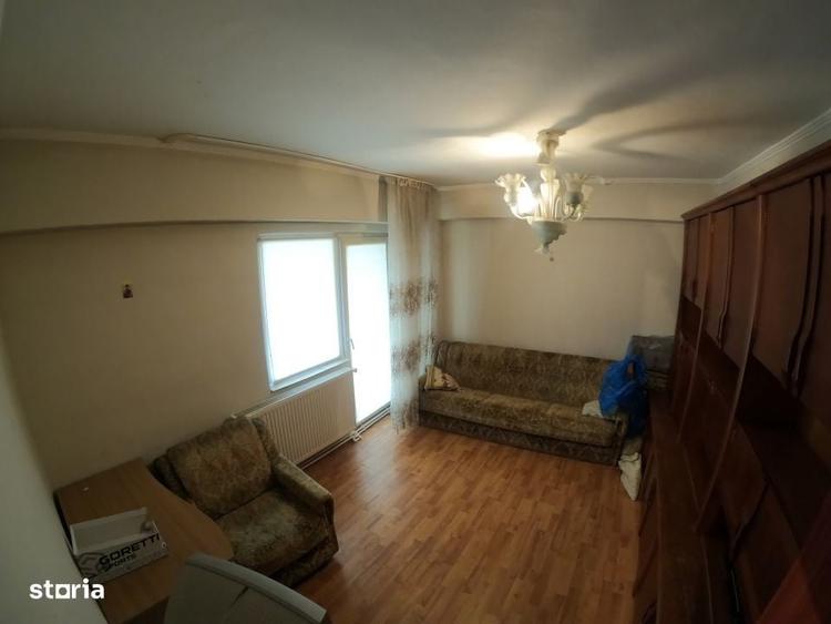 Apartament cu 3 camere decomandat în Uiești