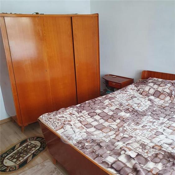 Apartament cu 3 camere decomandat în Podu Roș
