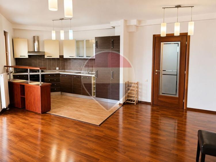 Apartament cu 3 camere semidecomandat, mobilat în P-ta Presei Libere