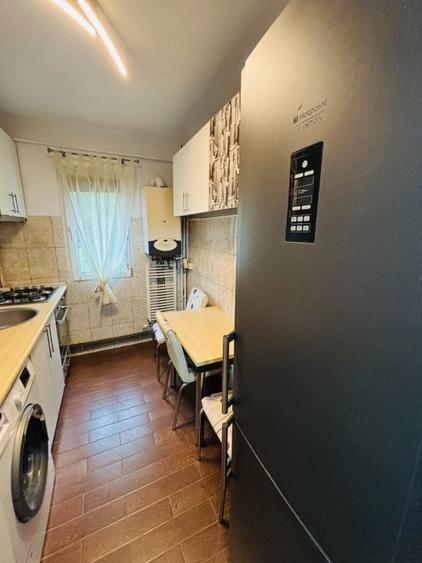 Apartament cu 3 camere semidecomandat în Podu Roș