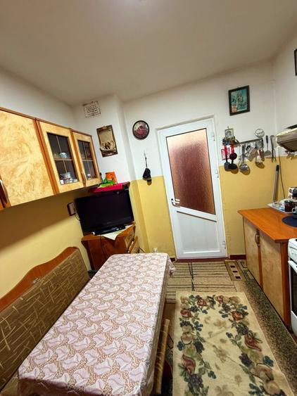 Apartament cu 3 camere semidecomandat în Cataloi