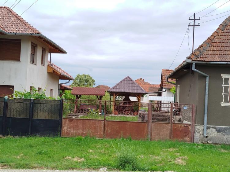 Casă cu 3 camere decomandat în Cuied