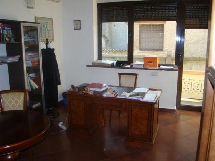 Casă cu 14 camere cu Teren 260 Mp în Dorobanți