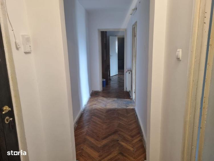 Apartament cu 3 camere semidecomandat în Central
