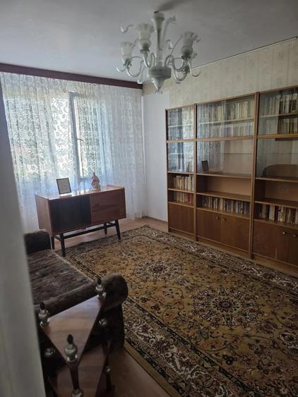 Apartament cu 3 camere semidecomandat în Centrul Civic
