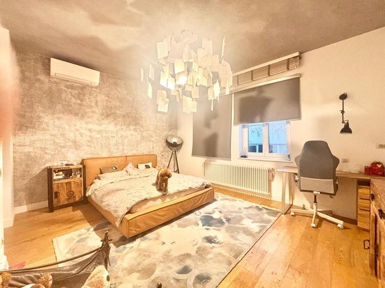 Casă individuală cu 13 camere cu Canalizare în Capitale