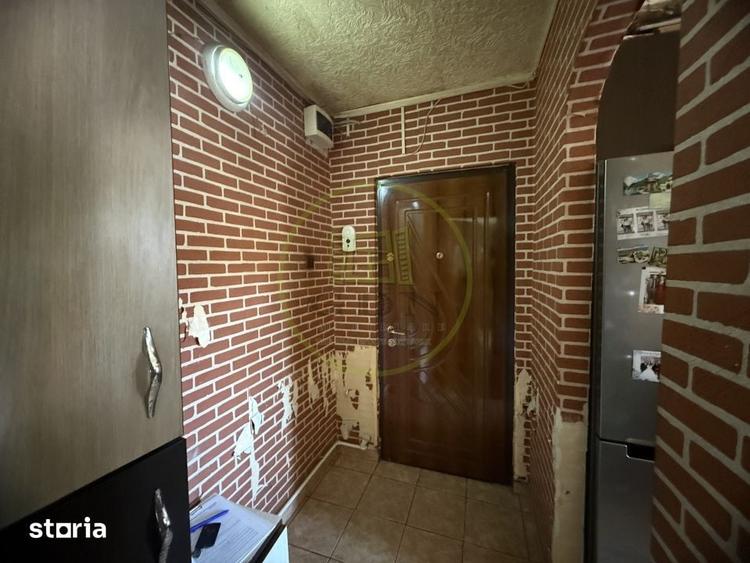 Apartament cu 3 camere semidecomandat în Craiovița Nouă