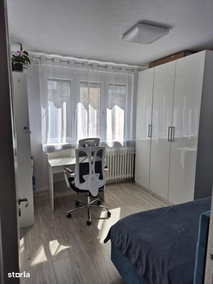 Apartament cu 4 camere decomandat, mobilat în Berceni