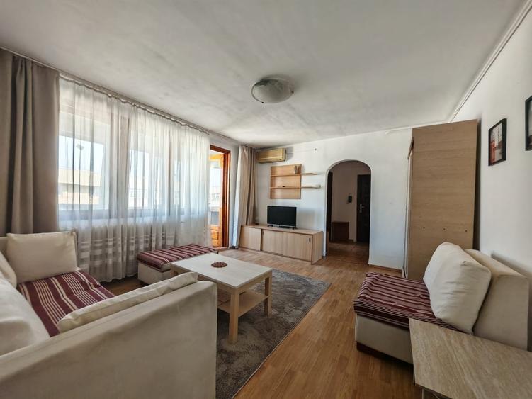 Apartament cu 3 camere semidecomandat în Colentina