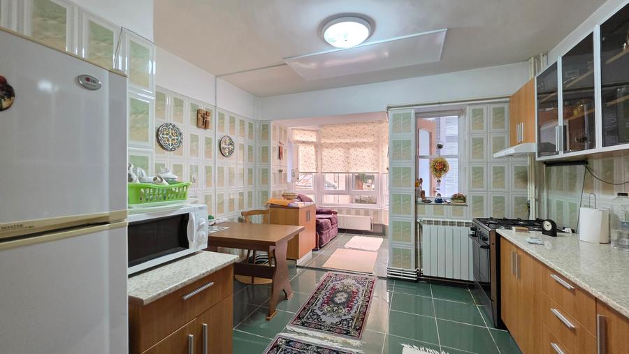 Apartament cu 3 camere semidecomandat în Calea Moroieni