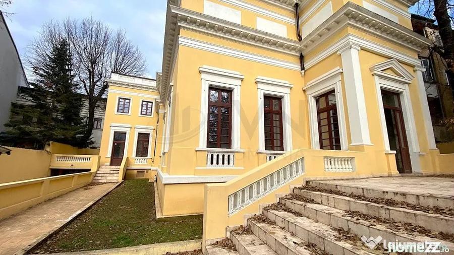 Casă cu 7 camere cu Teren 1020 Mp în Romană