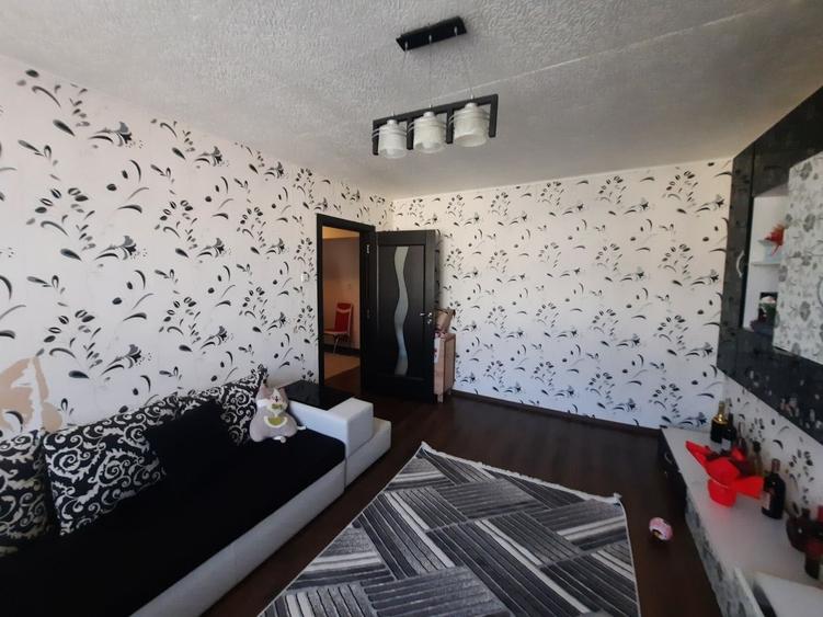 Apartament cu 3 camere decomandat în Mărăței