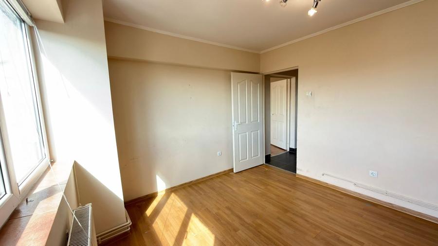 Apartament cu 3 camere semidecomandat în Nord-Vest