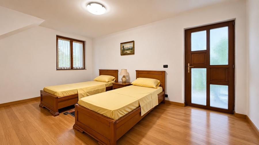 Casă individuală cu 5 camere cu Canalizare în Zimandu Nou