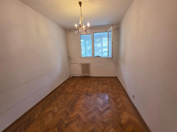 Apartament cu 4 camere semidecomandat în Titan