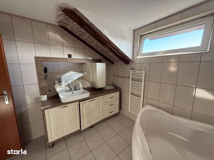 Apartament cu 3 camere decomandat în Exterior Vest