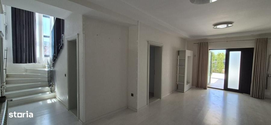 Casă cu 4 camere în Livezeni