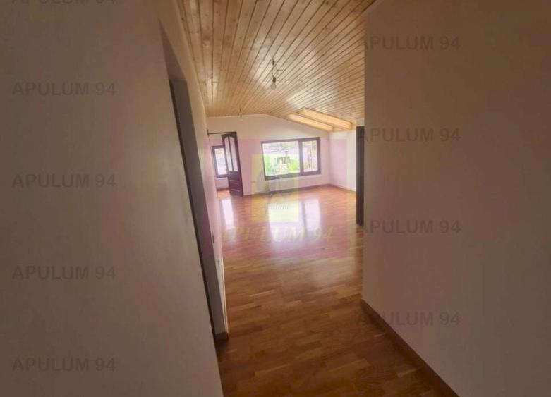 Casă individuală cu 9 camere decomandat cu Canalizare în Central