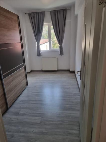 Apartament cu 3 camere semidecomandat, mobilat în Azuga