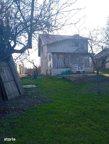 Casă cu 3 camere cu Teren 1998 Mp în Plopu
